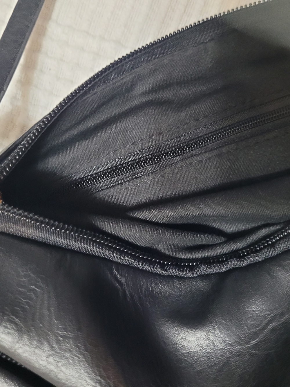⭐️  3/10$ Black Crossbody Sling Bag - Sleek Everyday Carry - Picture 5 of 9